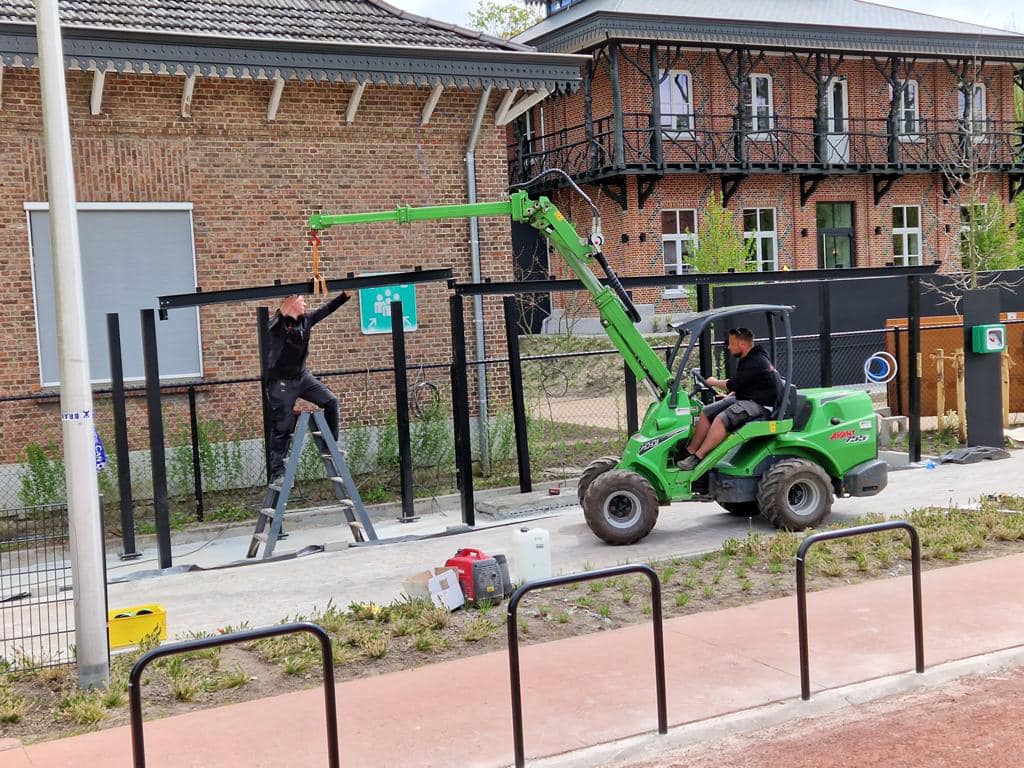 Moderne glazen fietsoverkappingen bij de Amerikaanse Ambassade in Den Haag 4 Montage van een fietsoverkapping model City door monteurs SKWshop